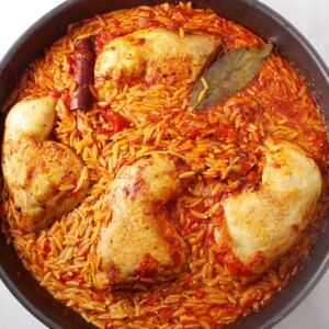 A black baking pan with Greek chicken orzo bake.